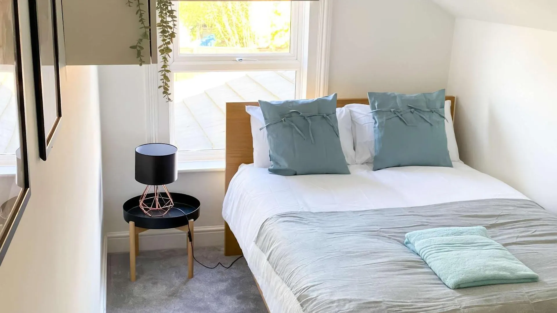 Tudor Delightful House Central Gloucester By Staystaycations 0*,  United Kingdom